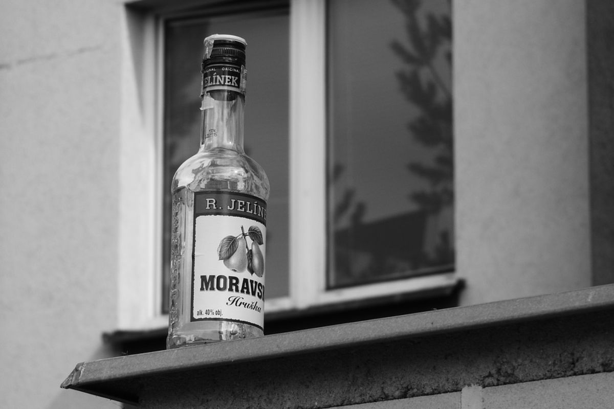 Legalizácia domáceho pálenia destilátu otvára dvere alkoholovej mafii a čiernemu trhu