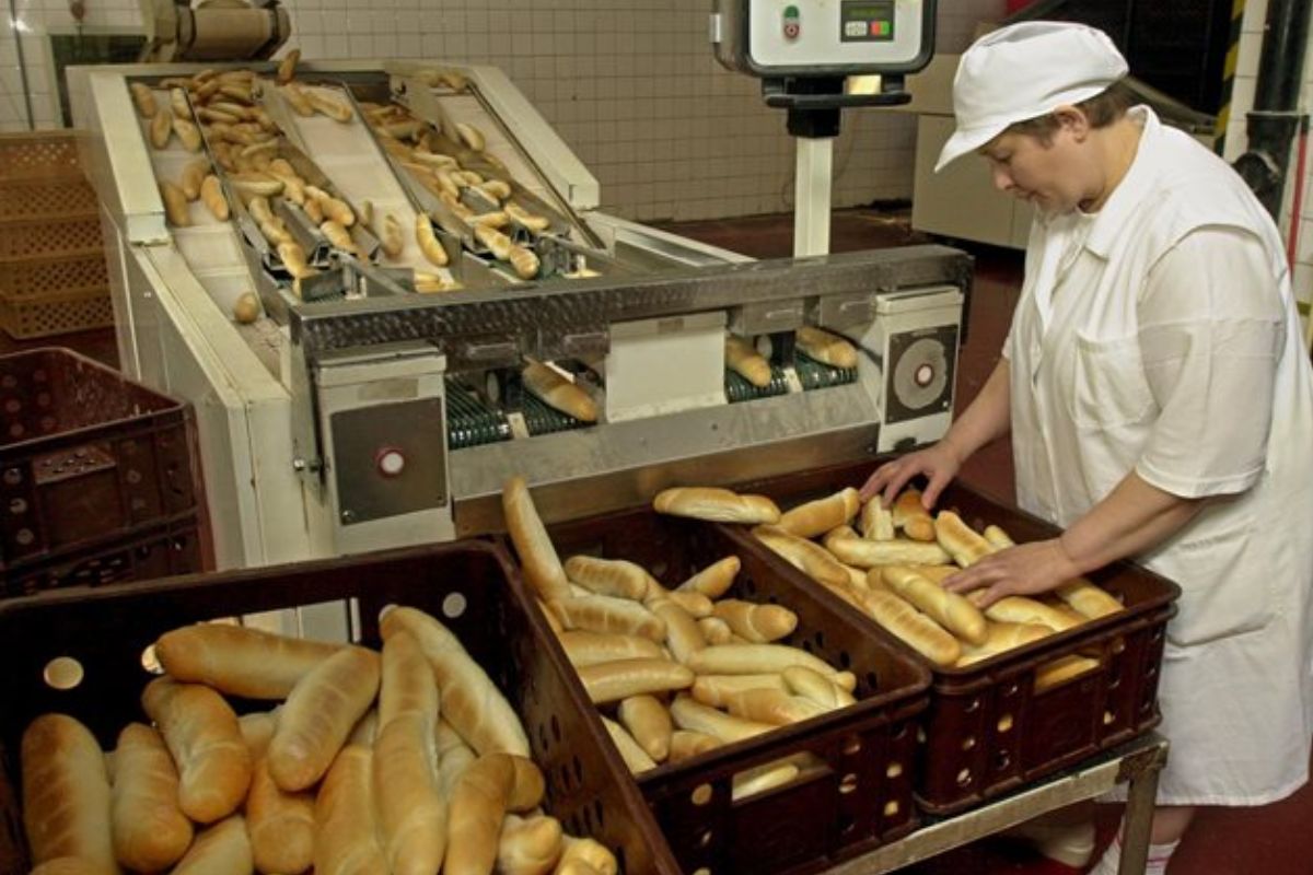 “Strašiak pre veľké reťazce, kladivo na malé,” odborník kritizuje návrh zákona o odvode pre obchodné reťazce