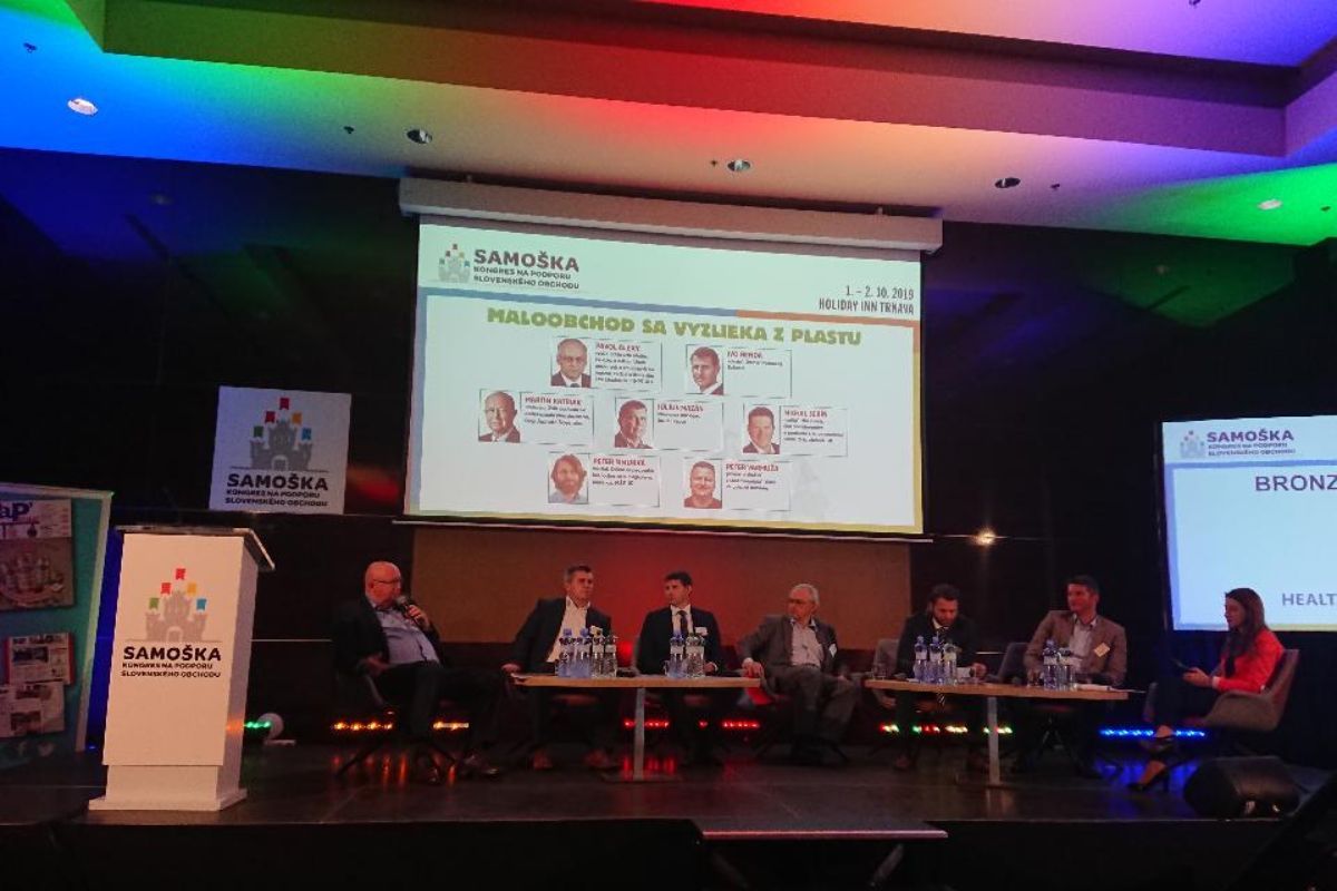 Kongres Samoška: Maloobchod sa vyzlieka z plastu