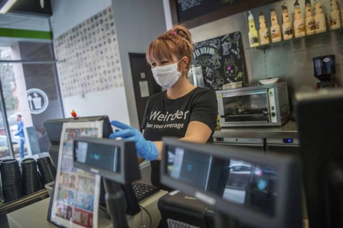 Reťazce hľadajú ľudí a menia otváracie hodiny