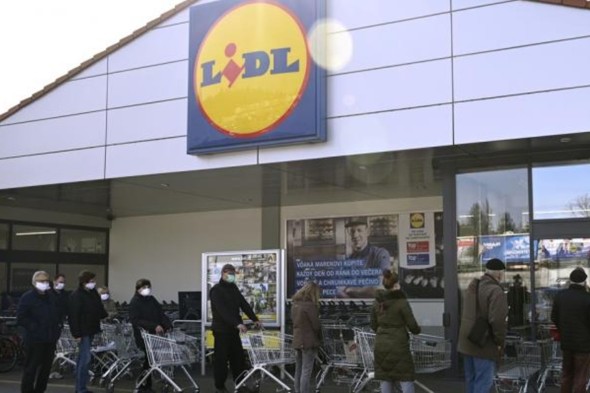 Potravinám dochádzajú rúška. Obrátili sa aj na vládu