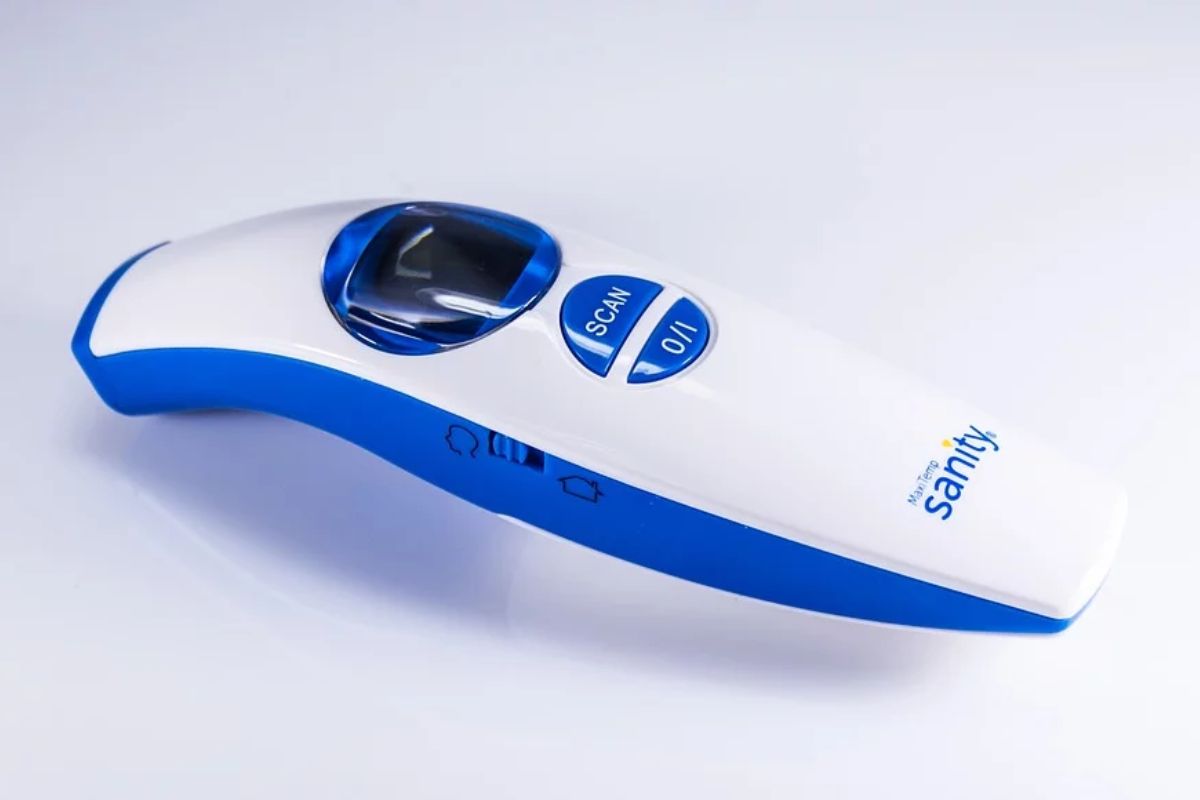 Firmy, nemocnice a obchody musia od budúceho týždňa povinne merať ľuďom telesnú teplotu. Bezdotykové teplomery však na trhu nie sú