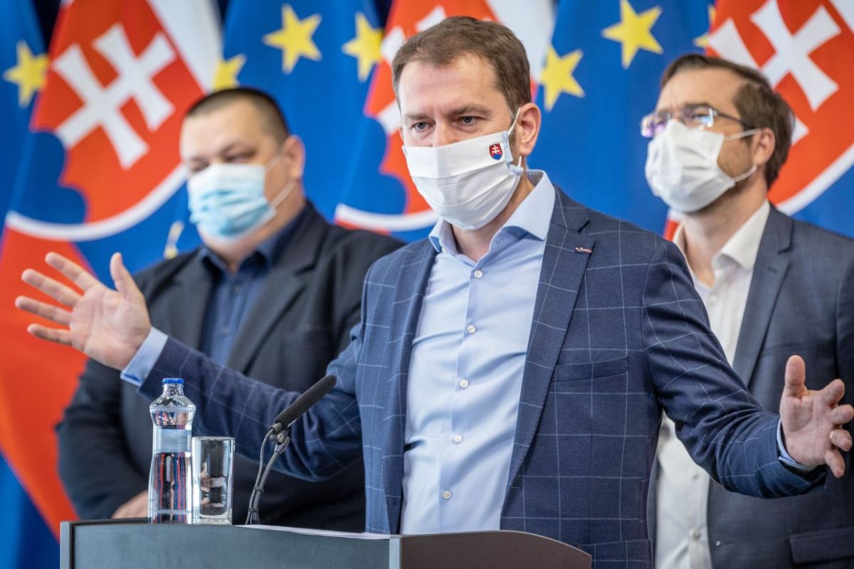 Vláda od pondelka umožní otvoriť niektoré obchody či služby