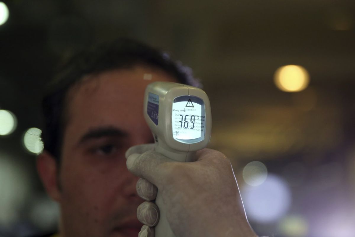 Pred obchodmi merať teplotu zatiaľ nebudú, pred fabrikami a nemocnicami od pondelka