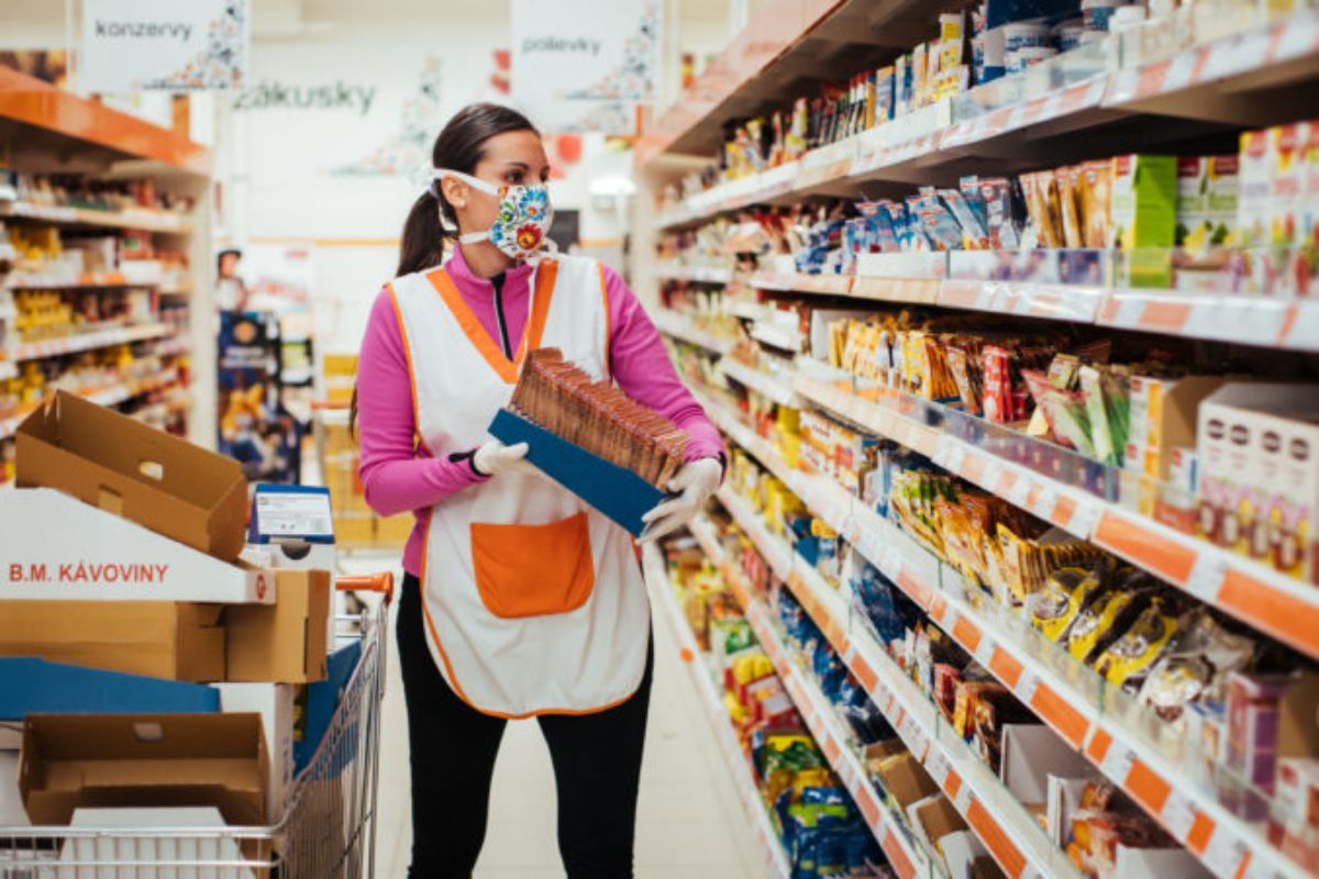COOP Jednota v spolupráci so samosprávou pomáha seniorom a ľuďom v karanténe, do predajní inštaluje špeciálne plexisklá