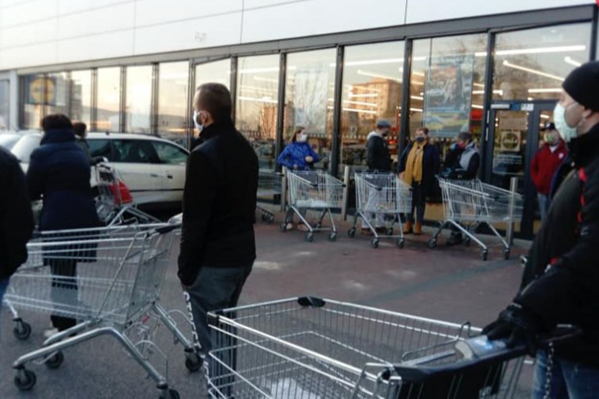 Dlhé rady ľudí a žiadne rozostupy: TOTO sú opatrenia, ktoré nám majú pomôcť?