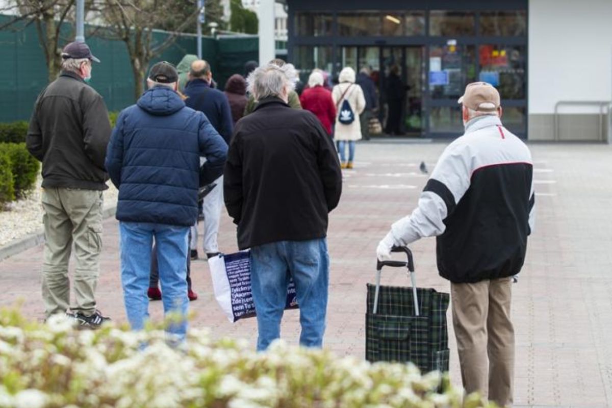 Raz prázdne obchody, potom dlhé rady. Obchody kritizujú opatrenia