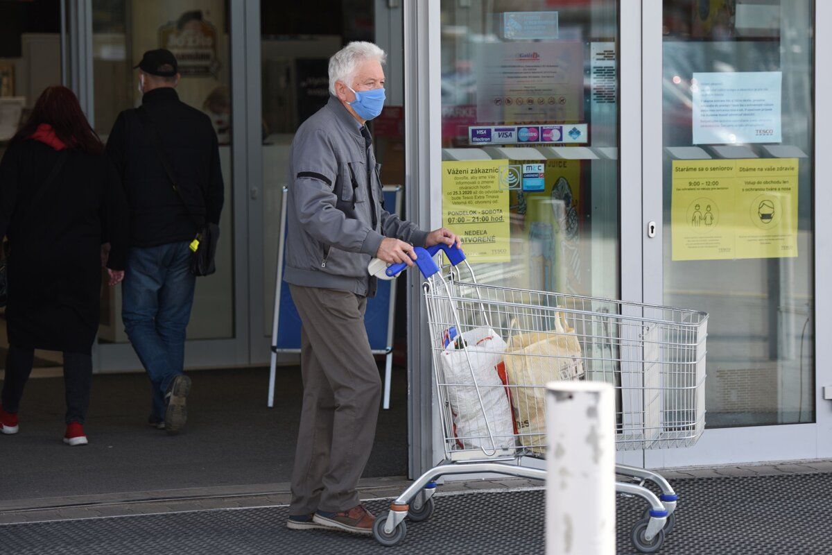 Seniori nakupujú skoro ráno, nie vo vyhradených hodinách