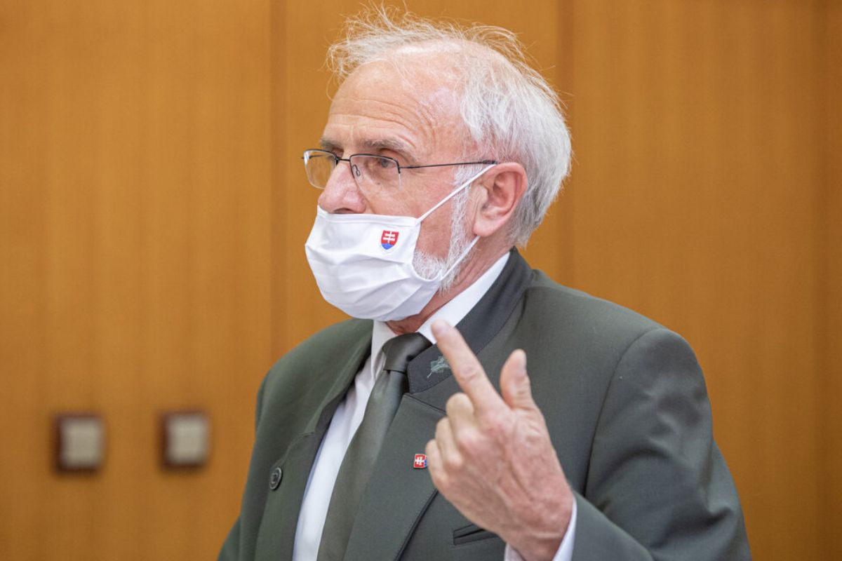 Dohoda ešte nie je, zavreté obchody v nedeľu podporuje aj Mičovský  Čítajte viac: https://ekonomika.sme.sk/c/22408209/zakaz-nedelneho-predaja-podla-krajniaka-neovplyvni-zamestnanost-ci-obraty.html?ref=trz