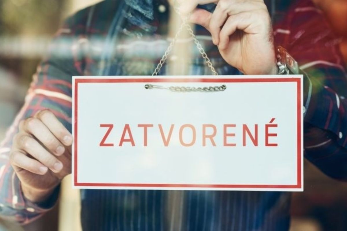 Nedeľný zákaz sa Matovičovi páči, návrhy opozície však neprejdú