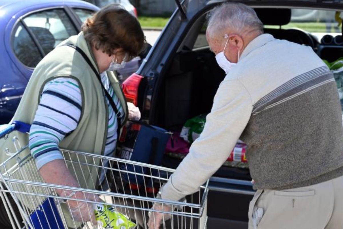 Obchodníci chcú ZRUŠIŤ HODINY vyhradené SENIOROM. Slováci na to majú jasný názor!