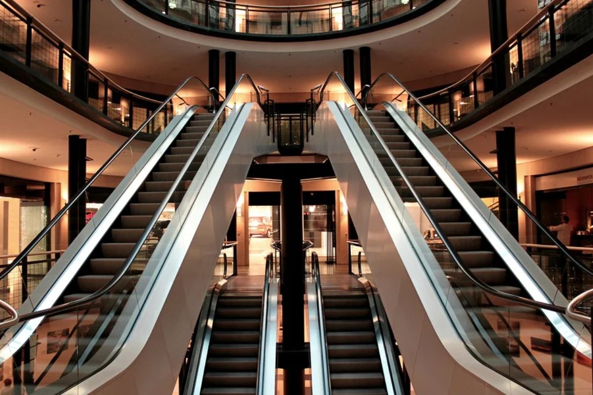 ZAMESTNANOSŤ, ZÁROBKY I ŽIVOT -