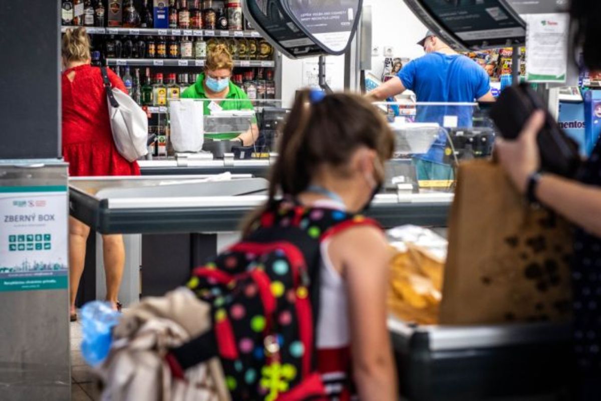 Zväz obchodu tvrdí, že problémom opatrení môže byť zamestnanec pred predajňou