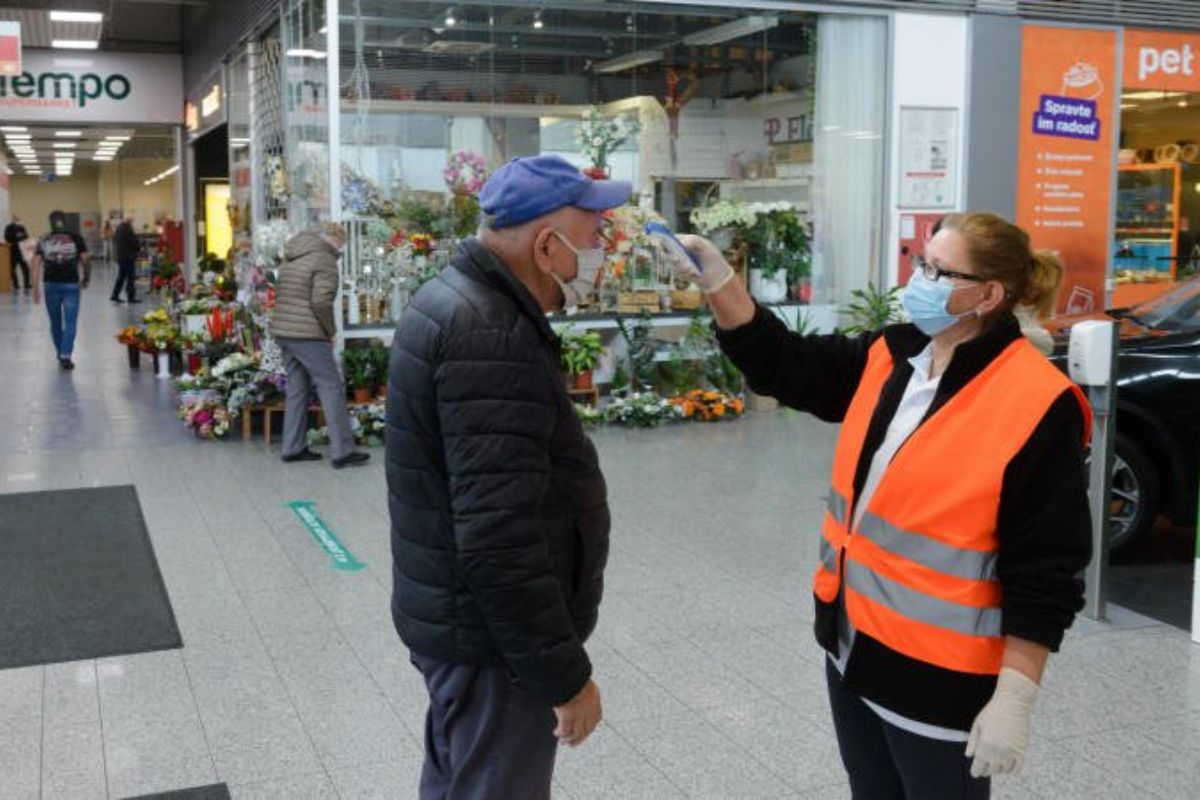 Chaotický zákaz vychádzania. Obchodníkom nikto jasne nepovedal, na čo sa majú pripraviť