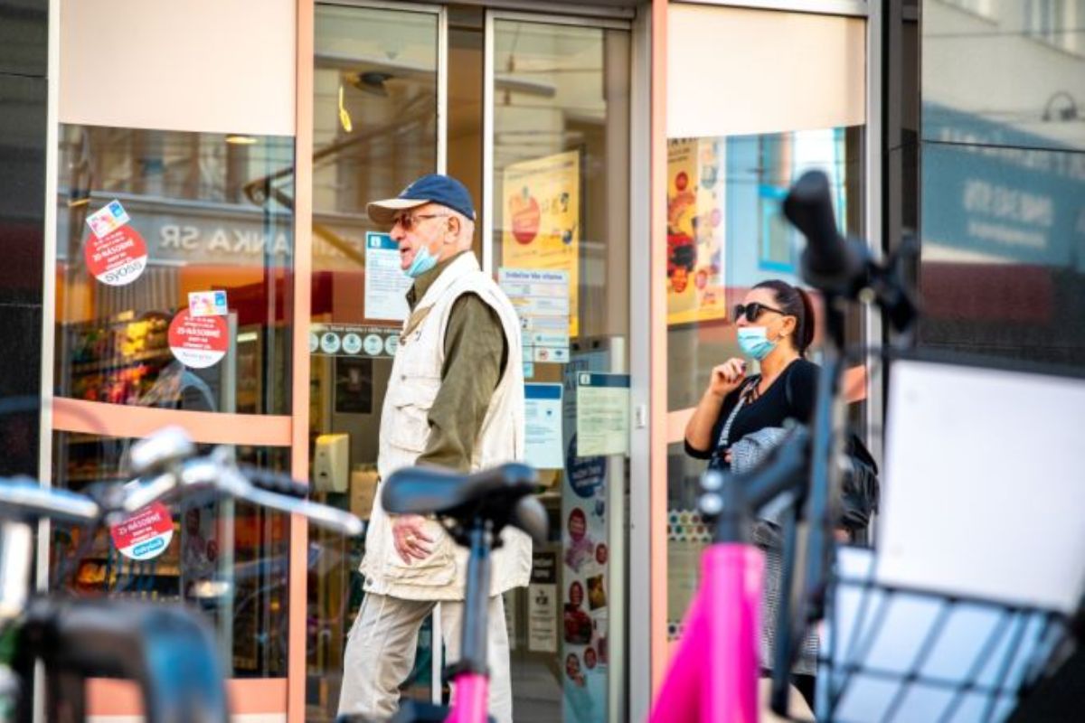 Koronavírus: Obchodné zväzy uplynulý sprísnený víkend hodnotia ako štandardný