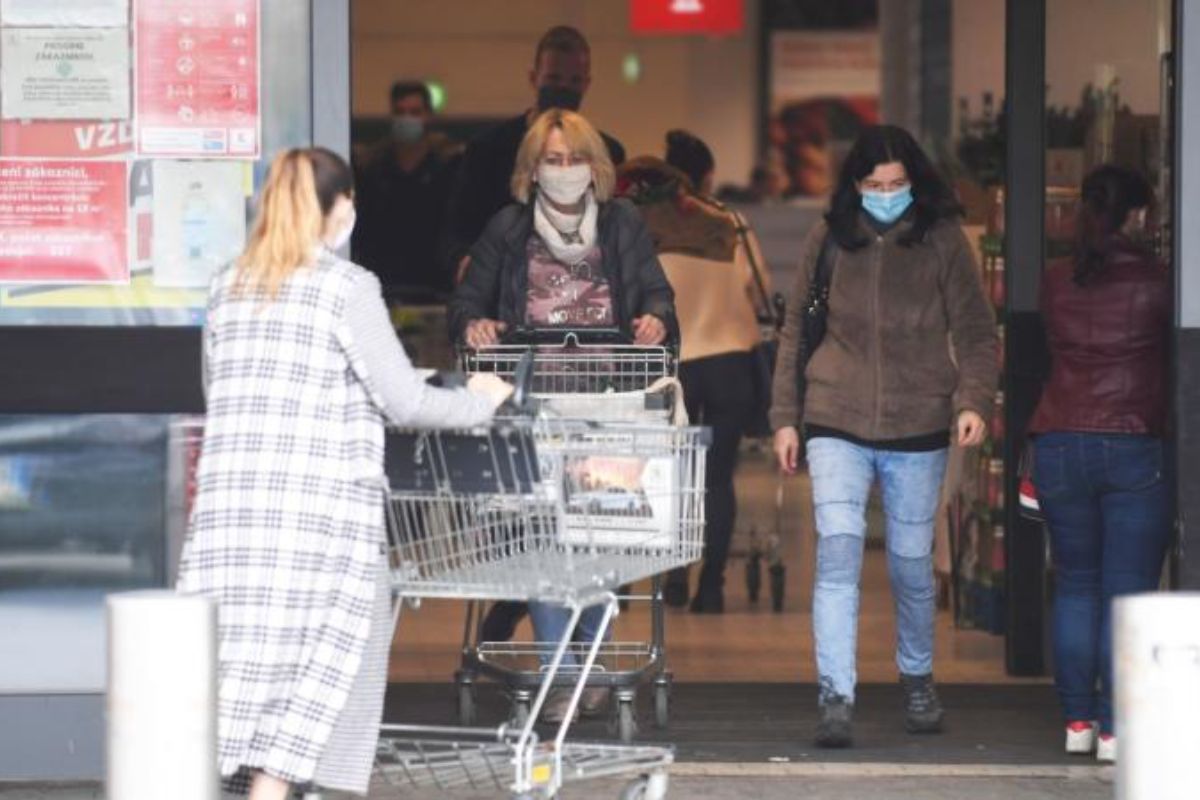 Kontrola negatívnych testov sa u potravinárskych predajní nebude vykonávať, tvrdí ZOSR