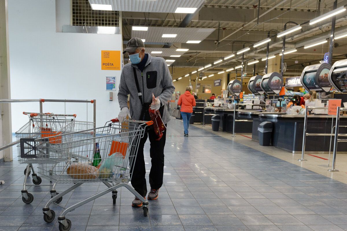 Vyhradené hodiny a dôchodcov nikde. Pravidlá vyprázdnili predajne