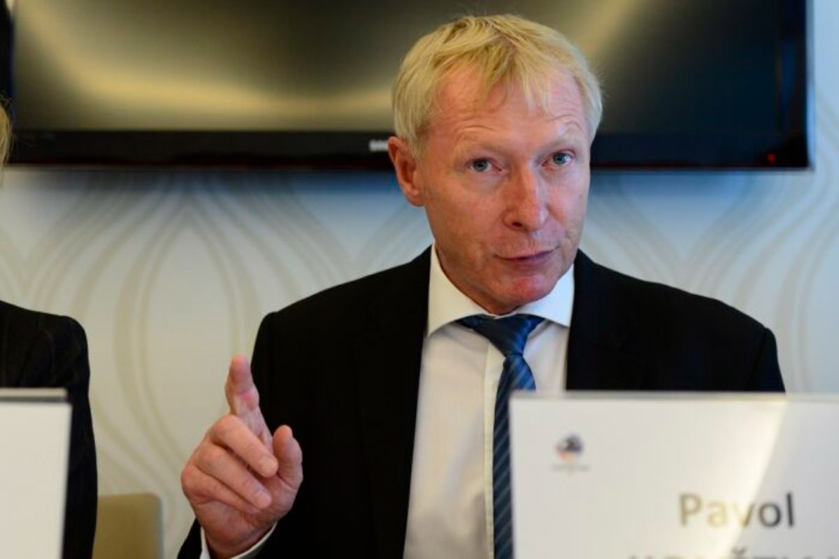 Nebudeme predávať baterky a metly? Samé zlé predpisy! Rozčuľujú sa obchodníci