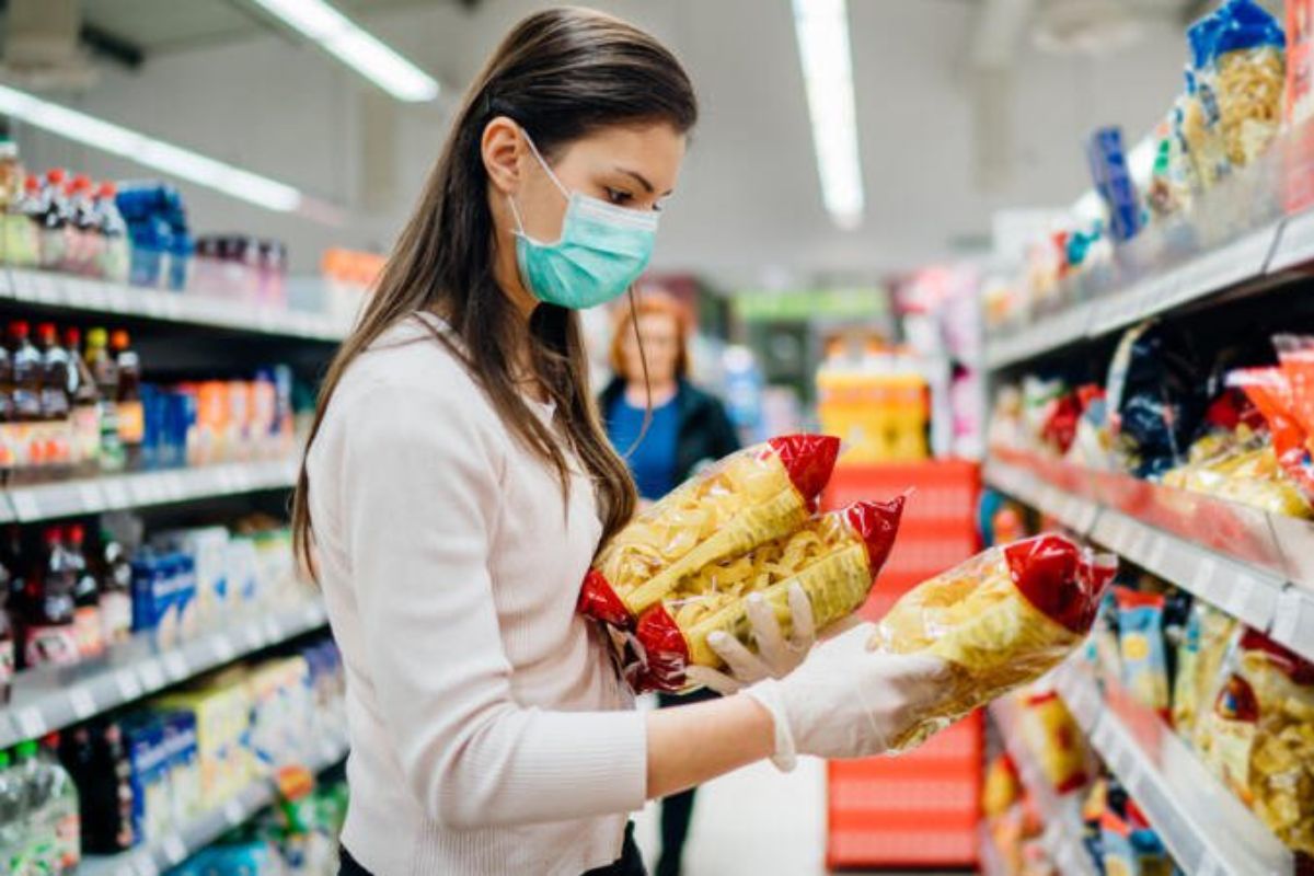 Možnosť, aby infikovaní vírusom mohli nakupovať, by sa mala zrušiť, tvrdí Zväz obchodu