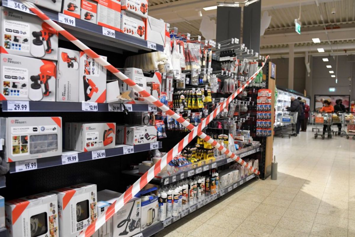 Obchodníci sa búria: Nakazení Covidom by nemali chodiť do obchodov!