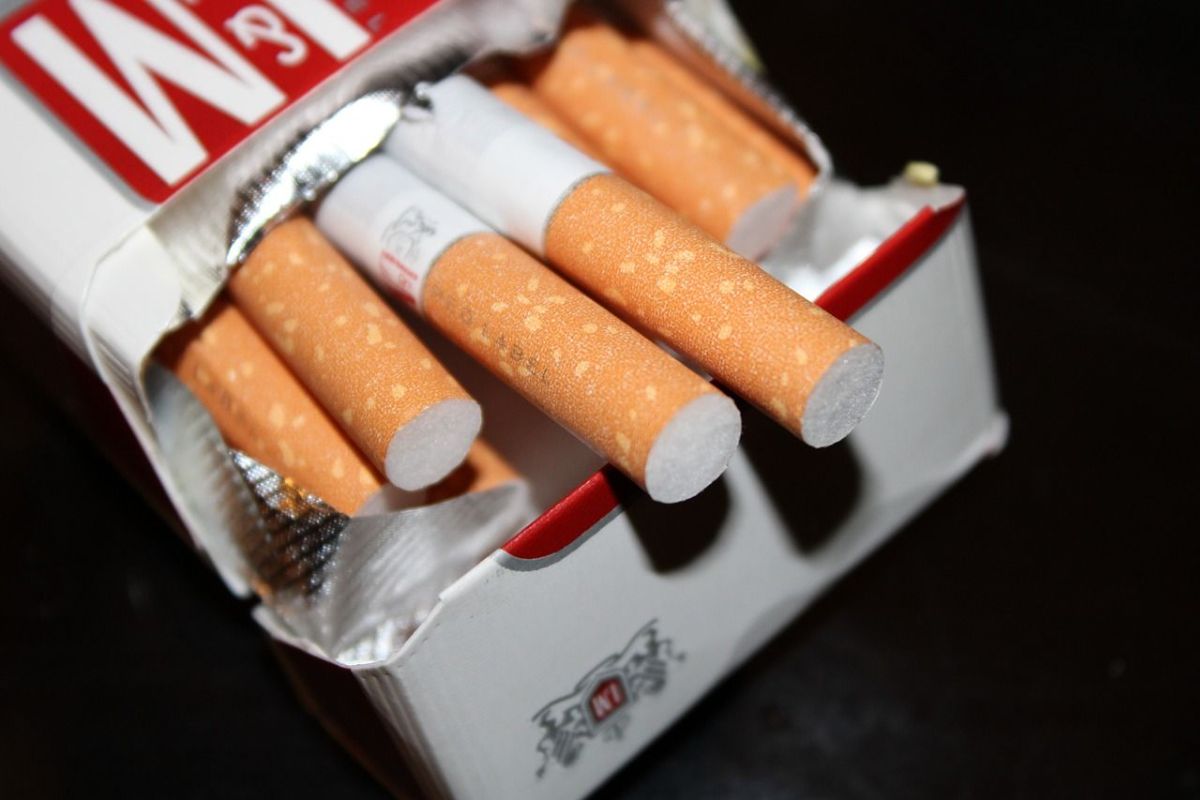 Cigarety po víkende zdražejú o desiatky centov. Fajčiari budú môcť krabičky za nižšie ceny dokúpiť, záujem bude obrovský