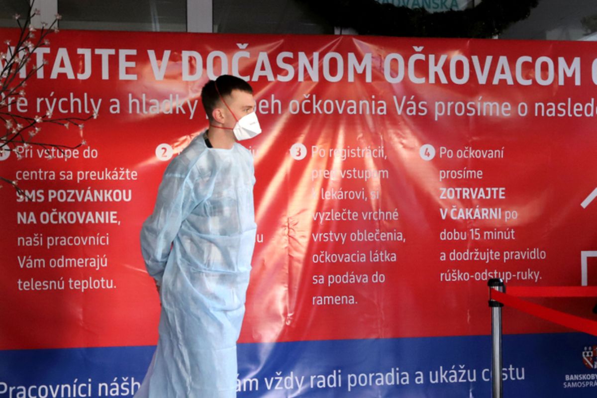 Vakcíny pre strategické podniky idú po kusoch