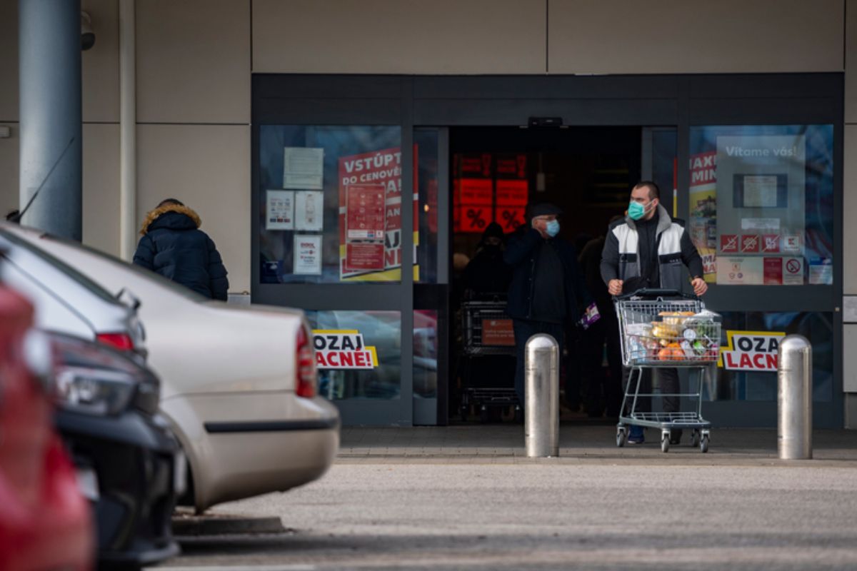Obchodníci posielajú ostrý odkaz Krajčímu. Ešte ani nezačali očkovať a už aj skončili