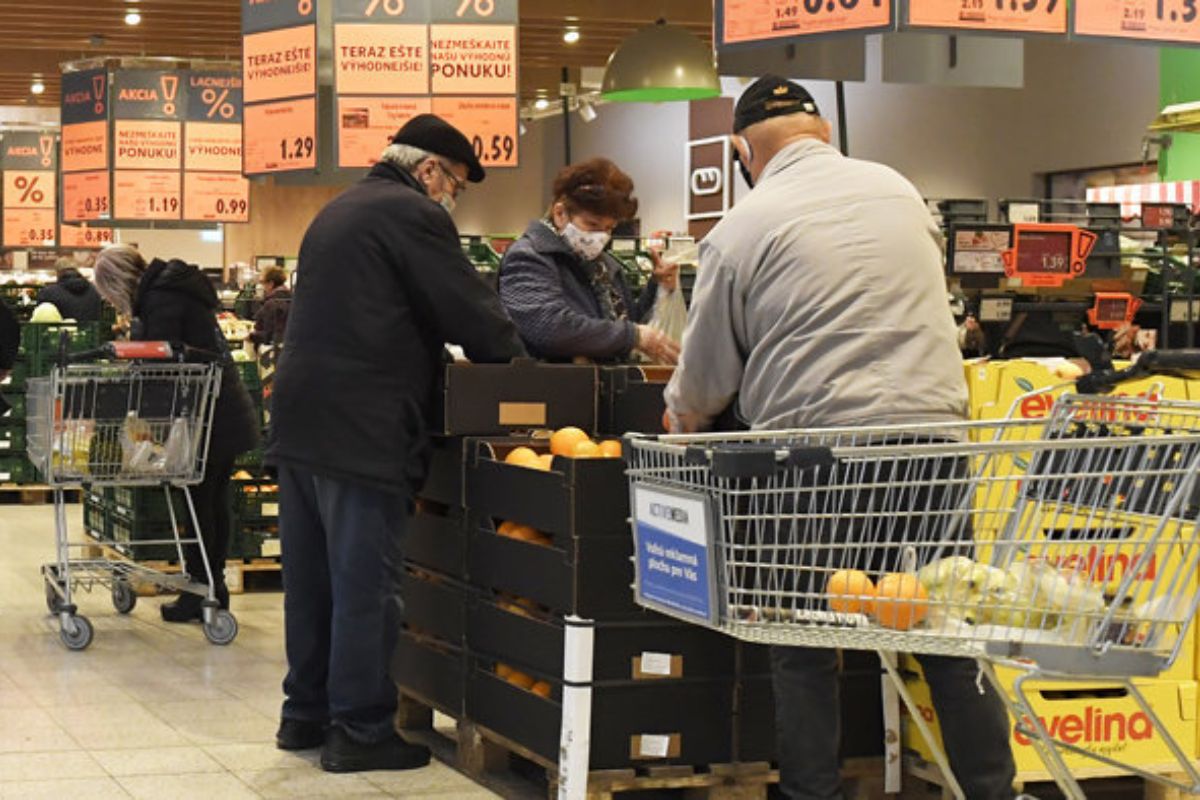 COVID-pozitívni mali mať oddnes zákaz