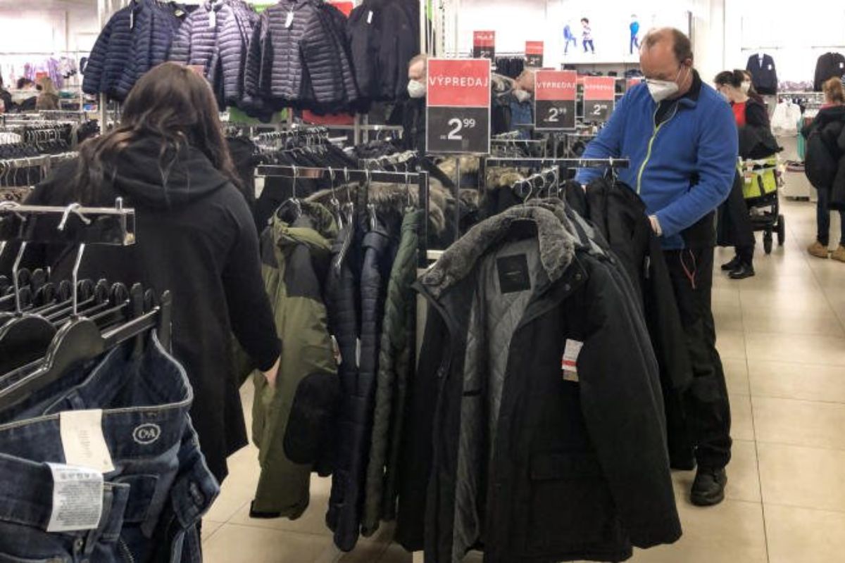 Obchody sú otvorené, optimizmus chýba